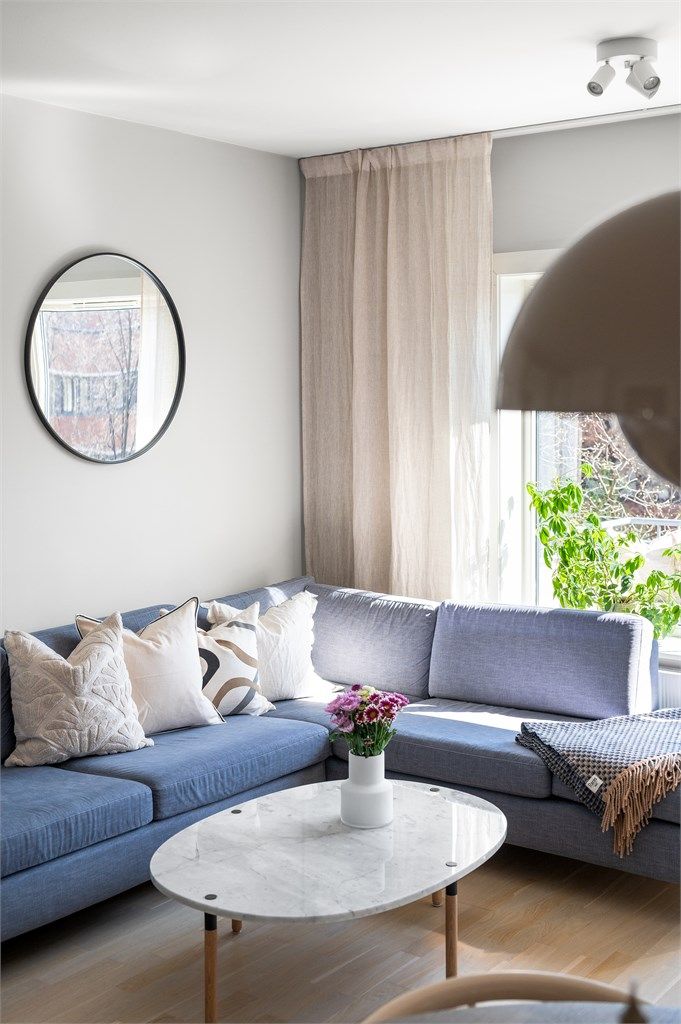 Stuen har en generøs takhøyde på 2,61 meter som sørger for en luftig atmosfære. 