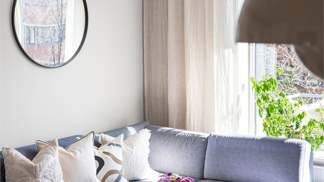 Stuen har en generøs takhøyde på 2,61 meter som sørger for en luftig atmosfære.