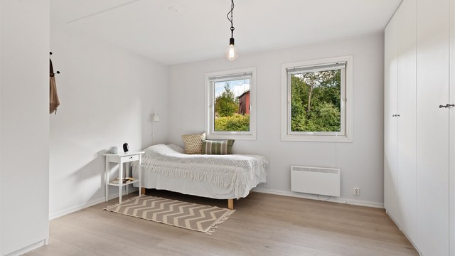 Hovedsoverommet er av god størrelse, med plass til stor dobbeltseng og garderobeskap.
Rommet var på opprinnelige byggetegninger to soverom.