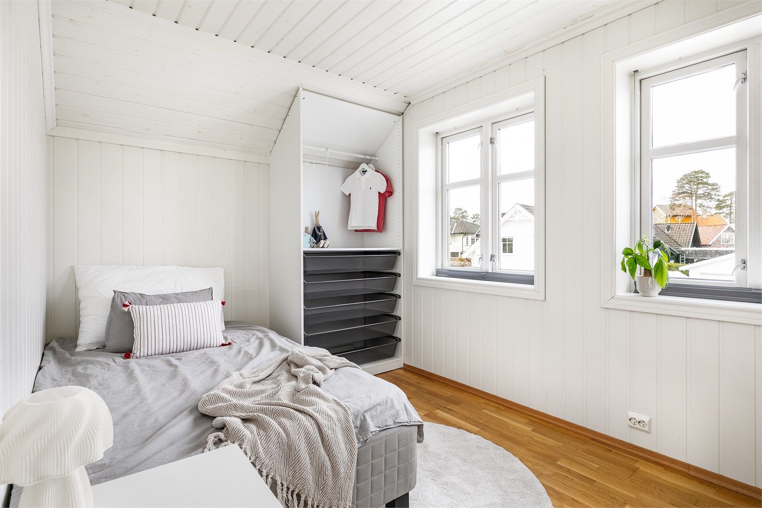 Dette soverommet på ca. 10 kvm. er skilt ut fra loftstuen.