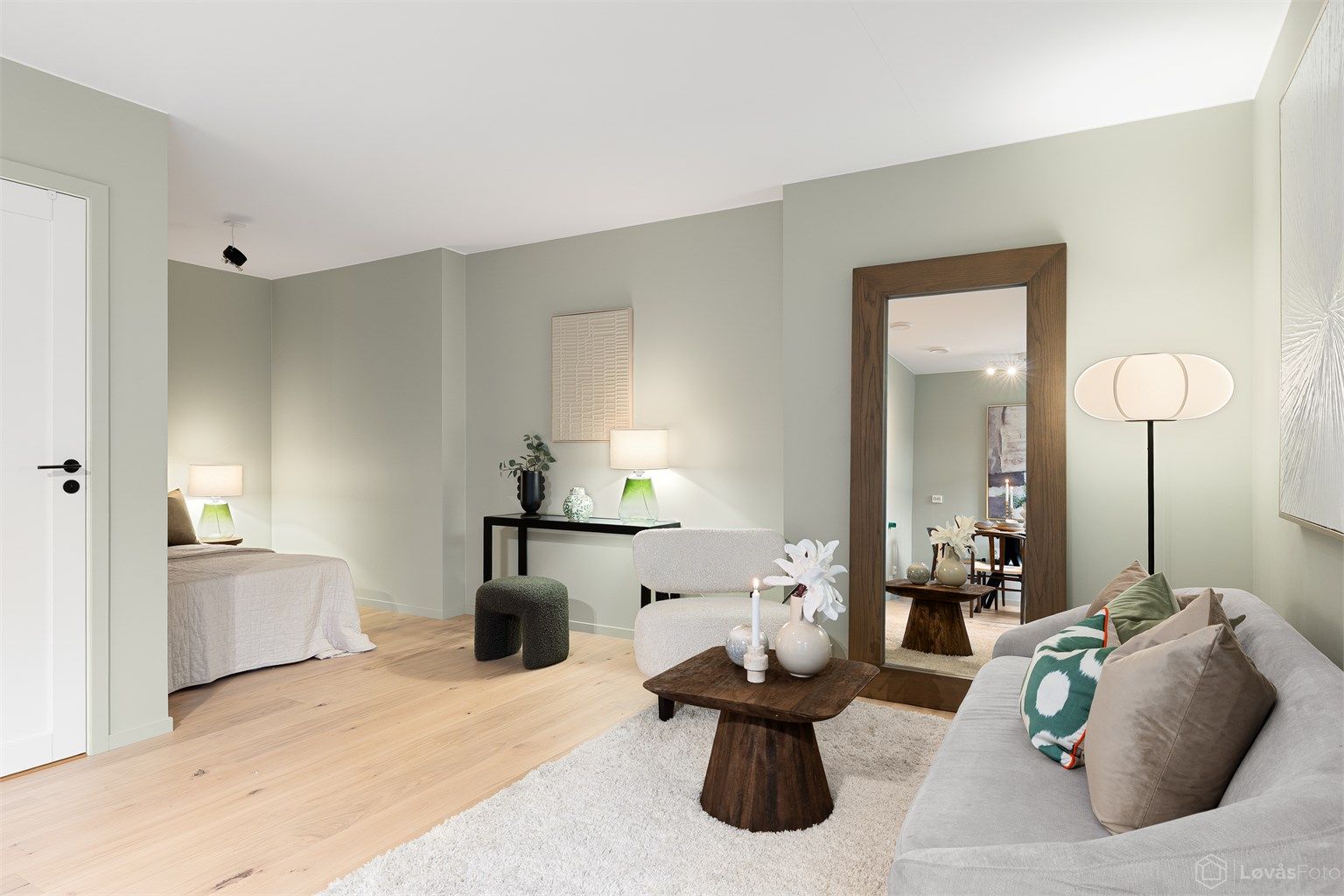 Kjellerstue med 1-stavs parkett på gulvet (rommet er ikke byggemeldt/godkjent for varig opphold).
