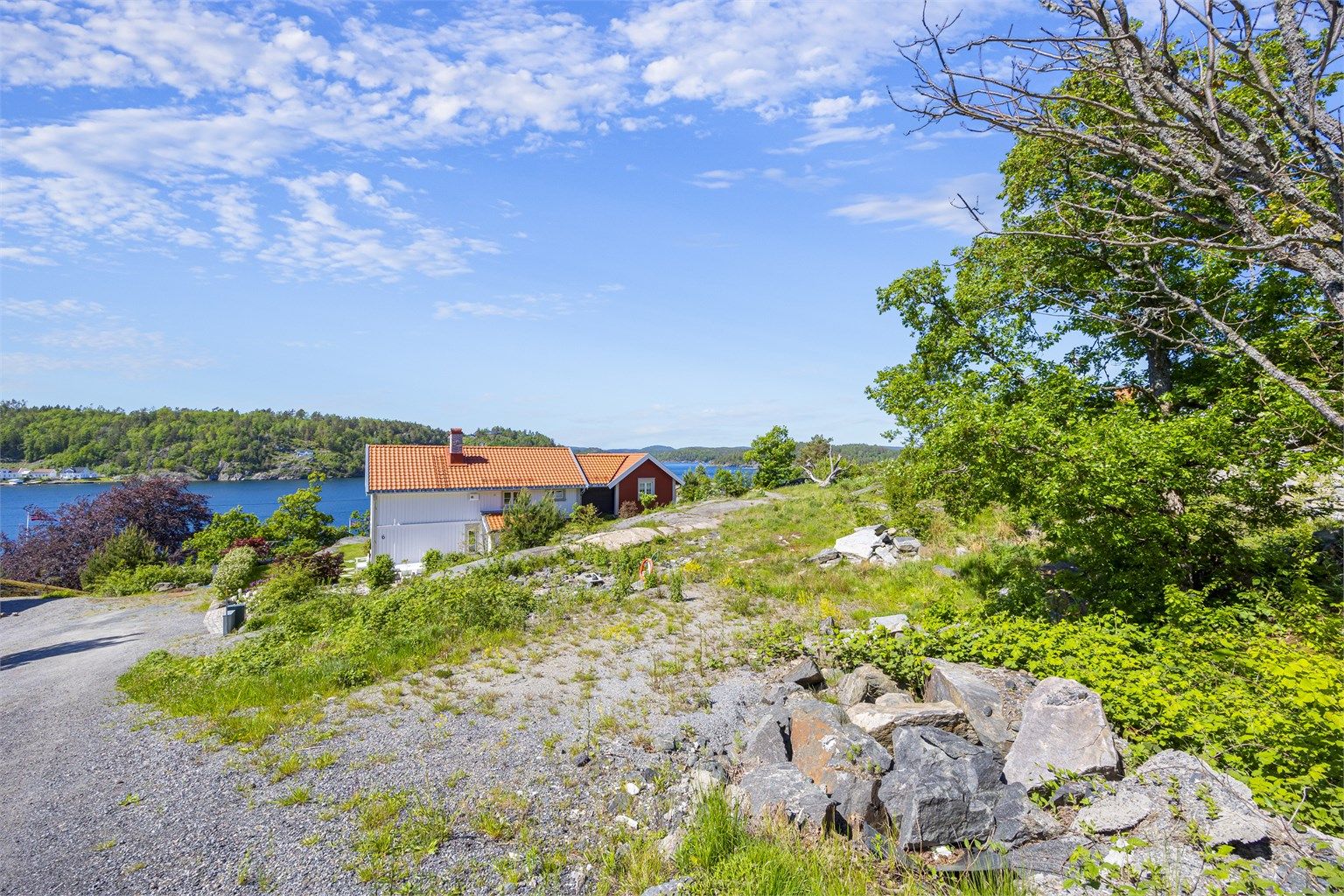 Vakker utsikt til Oksefjorden og områdene rundt. Området er fredelig og idyllisk, samt regulert med fokus på Sørlandsstilen.
