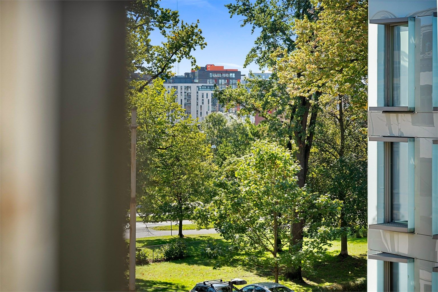 Leiligheten har en sentral men skjermet beliggenhet rett ved populære Tjuvholmen og Aker Brygge!