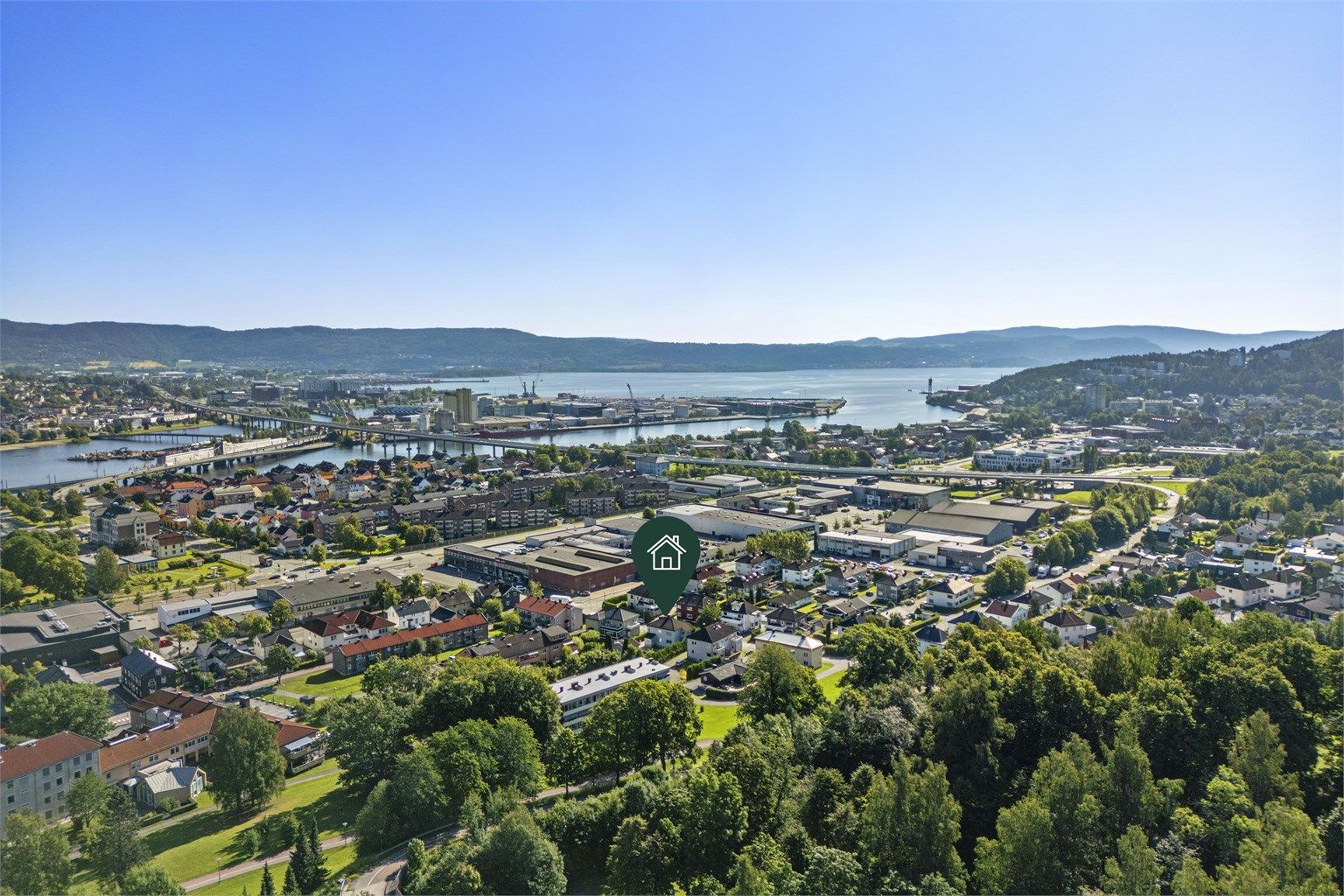 Eiendommen har en fin beliggenhet i et veletablert og sentrumsnært boligområde. Det nærmeste området er bebygget med en kombinasjon av boliger, butikker og industri/næring - Foto: Haiman Askari/Knipzet AS