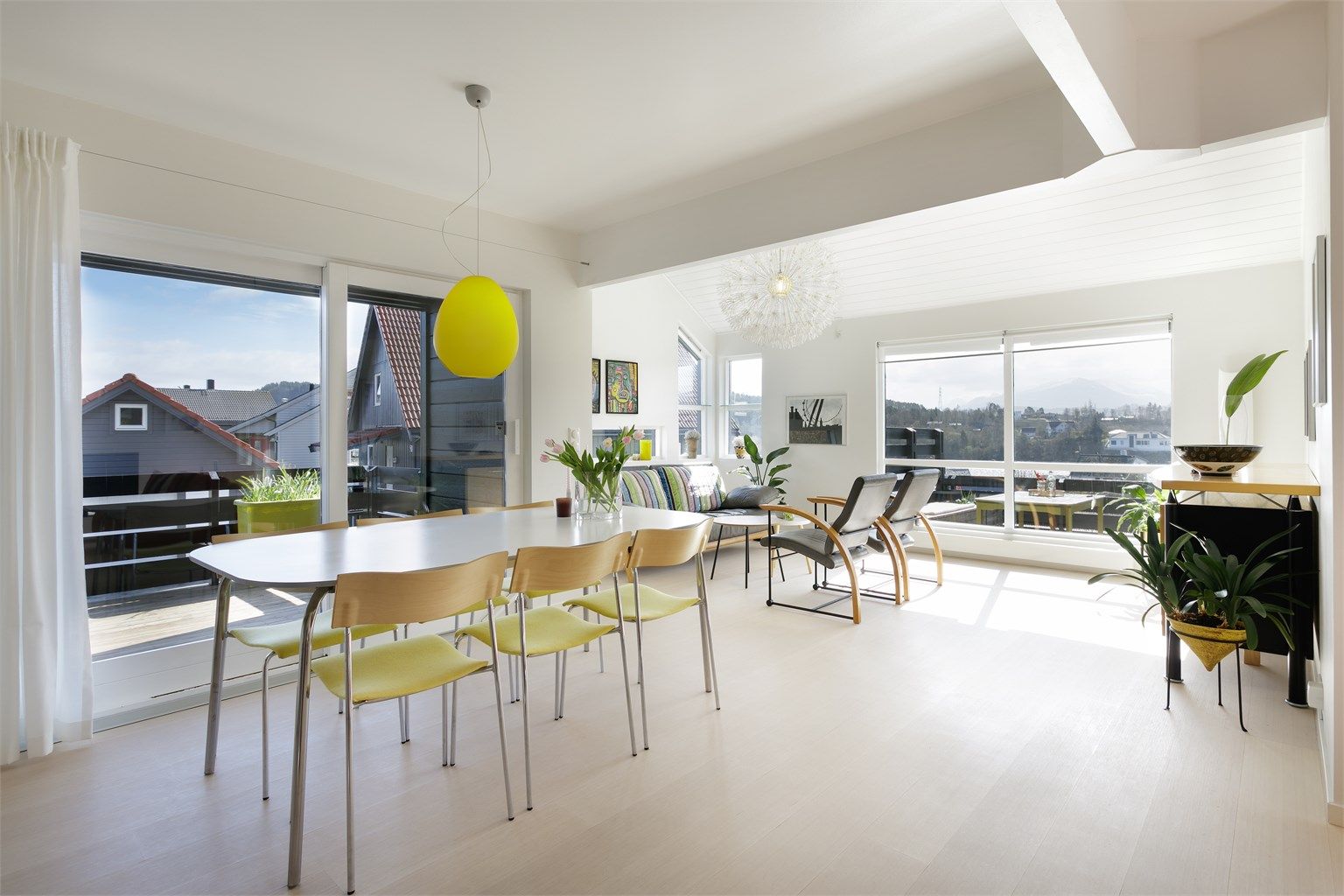 Stuen er romslig og det er god plass til flere soner og sittegrupper