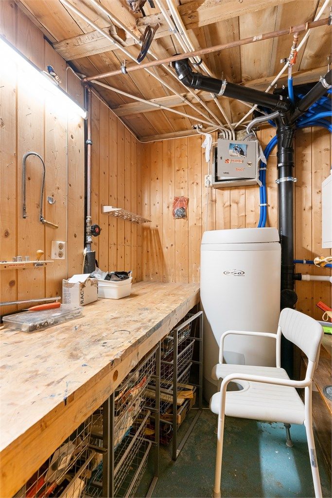 Teknisk rom med varmtvannsbereder fra 2009 og fordelerskap for rør-i-rør-systemet.