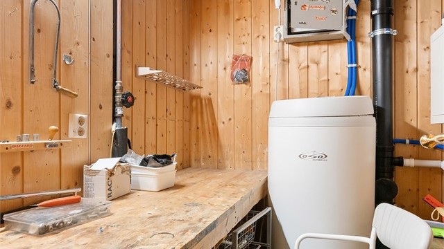 Teknisk rom med varmtvannsbereder fra 2009 og fordelerskap for rør-i-rør-systemet.