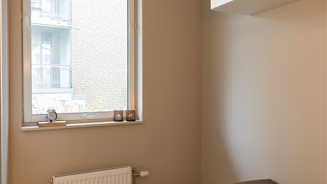 Alkoven har et areal på ca 4,5 kvm., og er adskilt med skyvedører