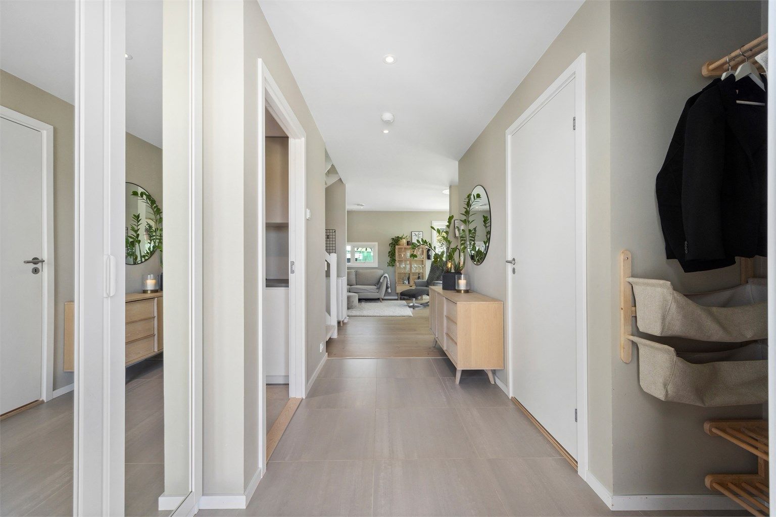 Man kommer inn i en innbydende entré med fliser og varmekabler på gulv