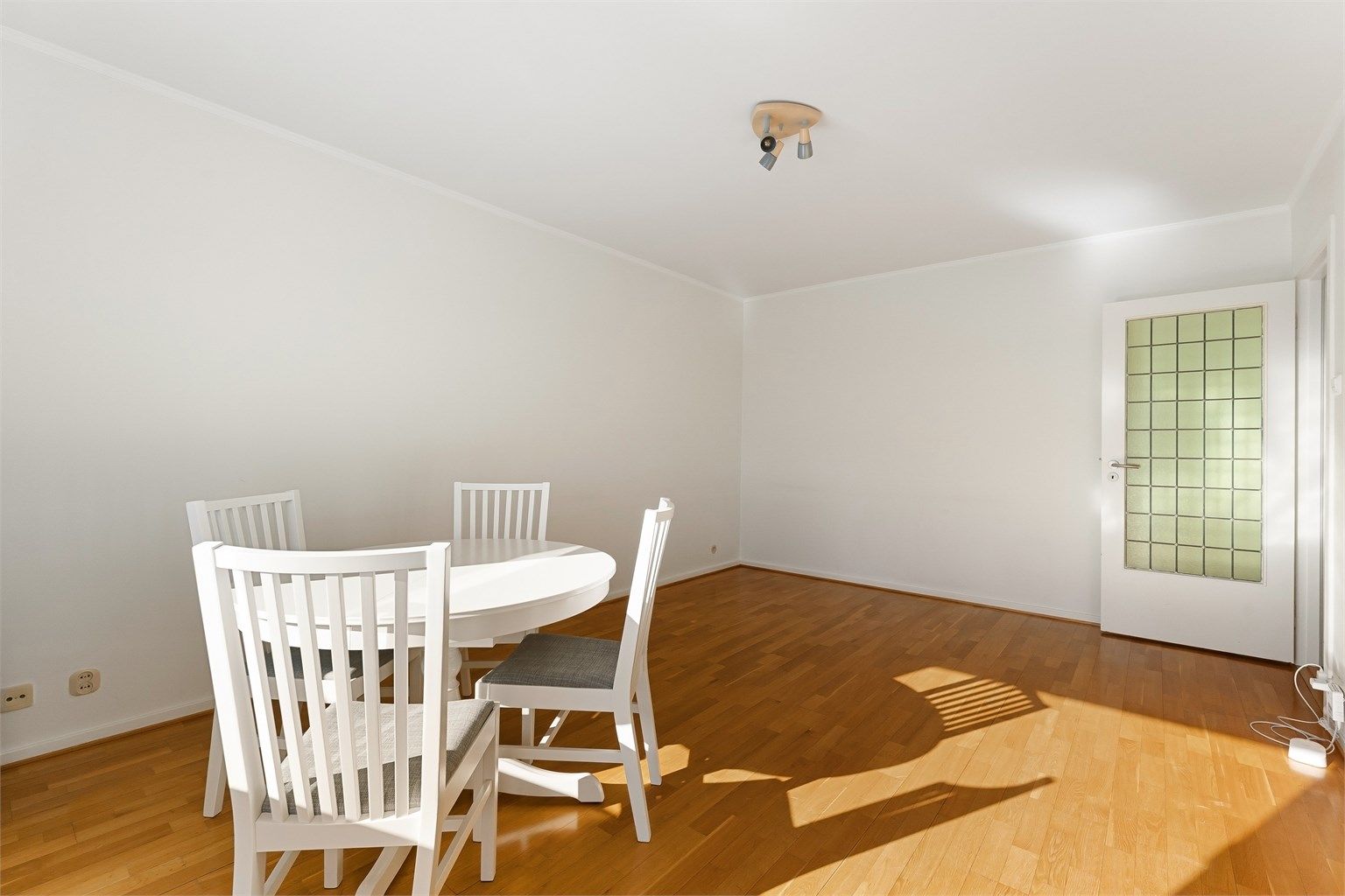 Gjennomgående parkett- og laminatgulv i oppholdsrommene gir et helhetlig inntrykk.