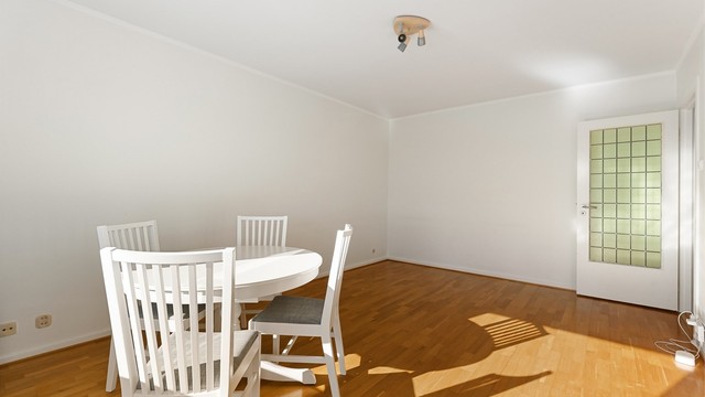 Gjennomgående parkett- og laminatgulv i oppholdsrommene gir et helhetlig inntrykk.