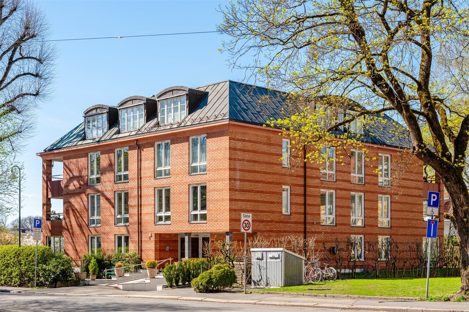 Etablert og ettertraktet boligområde på Frogner i Oslo. Området er kjent for sine vakre bygårder og rolige gater.