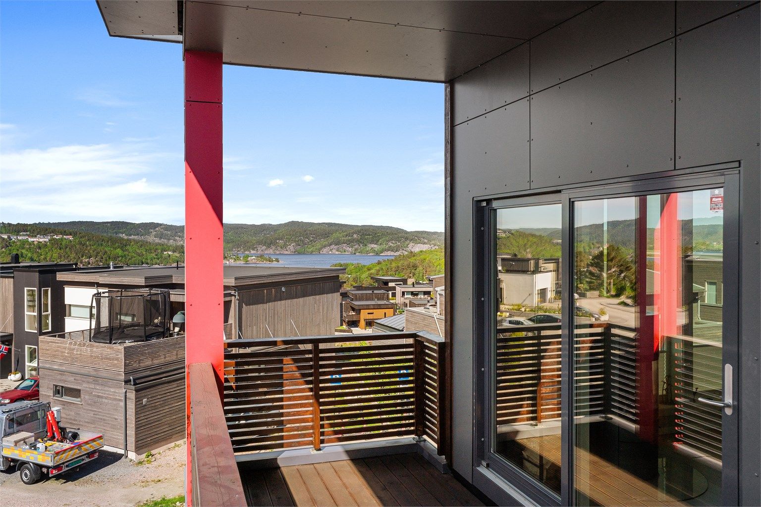 Balkongen fra stue/kjøkken 