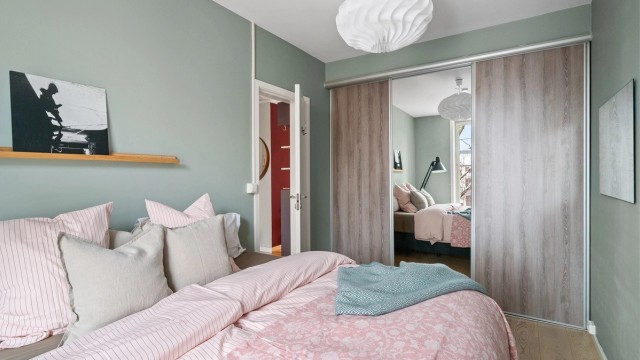 En stor skyvedørsgarderobe med fleksibelt hyllesystem gir rikelig med oppbevaringsplass.