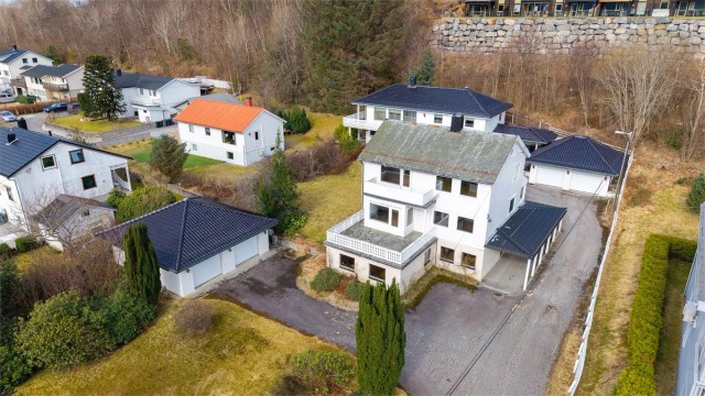 Eiendomsmegler/Partner Marit Stuen Aursnes ønskr velkommen til Brusdalsvegen 137 og 139! En større boligeiendom på nesten to mål tomt, bestående av en enebolig, en tomannsbolig og to doble garasjer sentralt i Spjelkavik