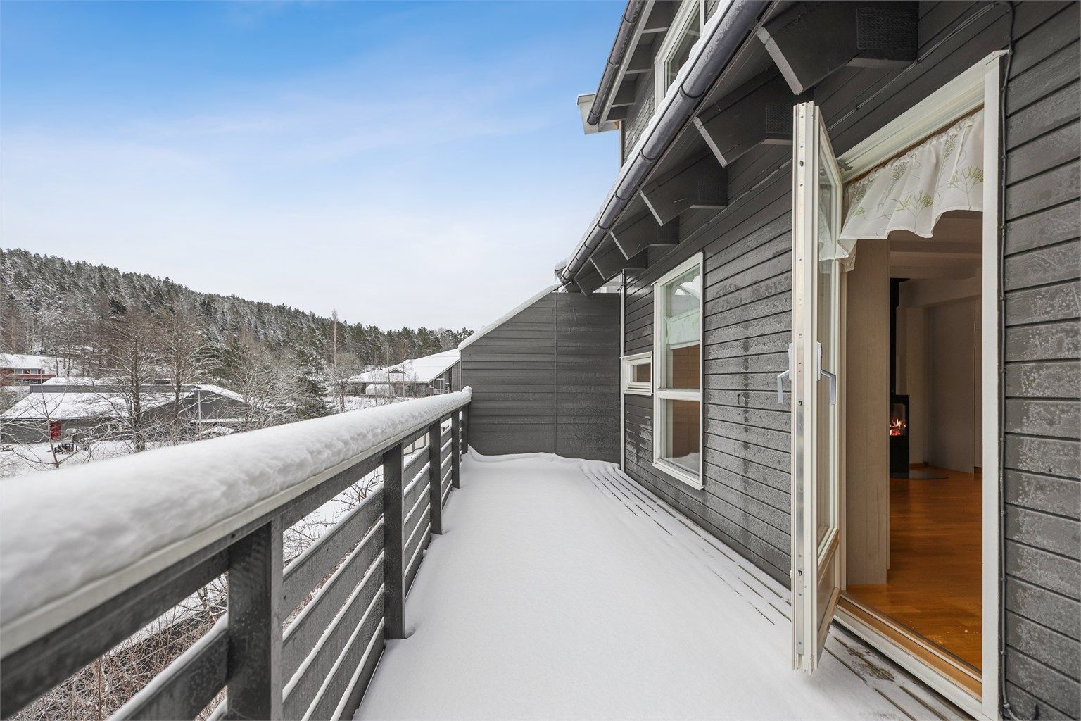 Fra stuen er det direkte utgang til øst-vendt balkong på 13 kvm.