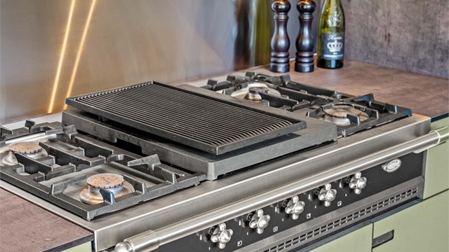 Koketopp med fire gassbluss og stekeplate for allsidig matlaging.