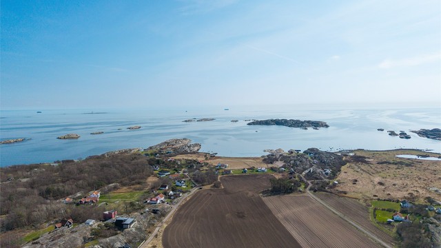 En beliggenhet som kombinerer ro og privatliv med nærhet til sommerparadiset Hvasser.