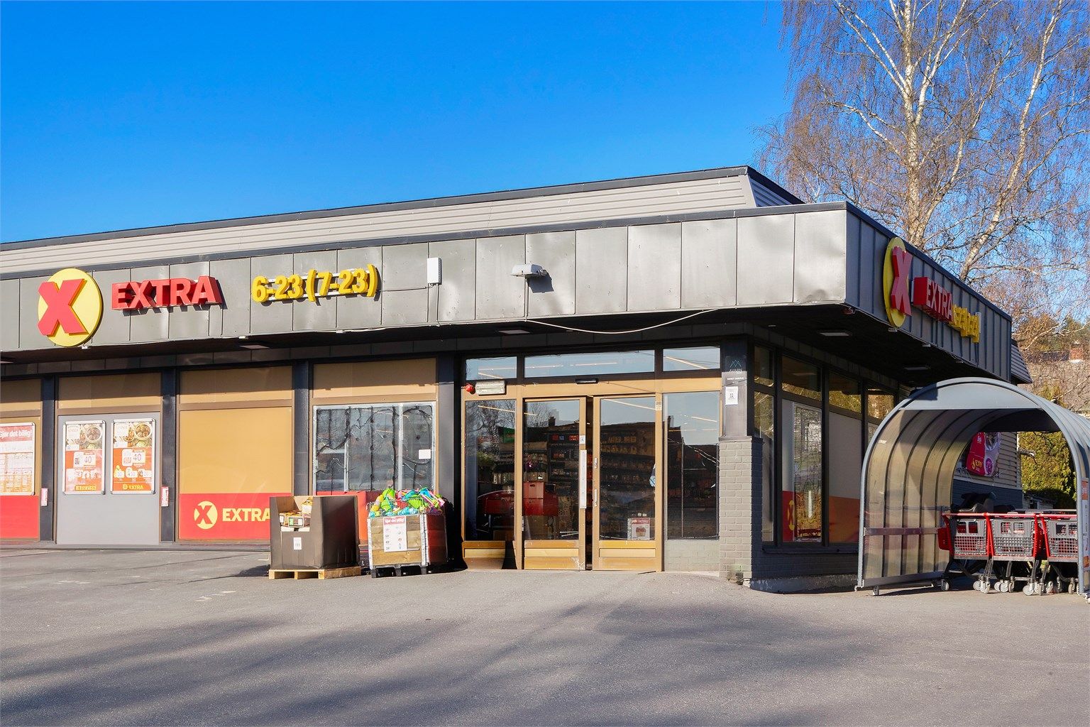 Nærmeste dagligvarebutikk er Coop Extra som ligger med ca. 12 minutters gangavstand.