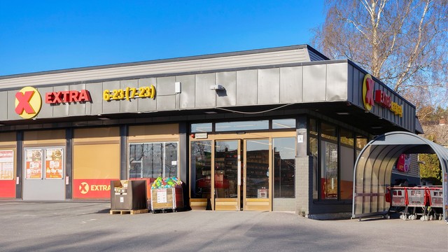 Nærmeste dagligvarebutikk er Coop Extra som ligger med ca. 12 minutters gangavstand.