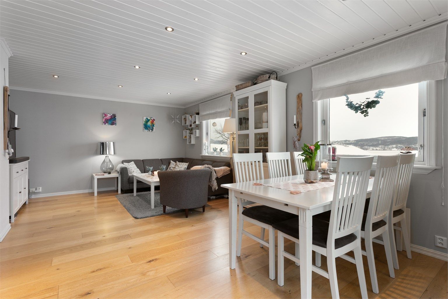 Fra stuen er det en fin utsikt mot fjorden.