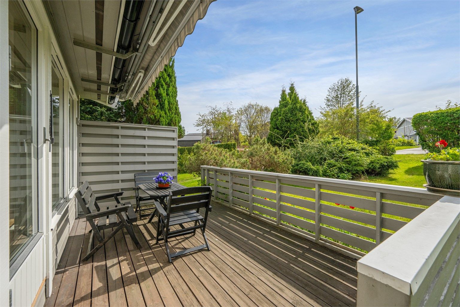 Flott uteplass med god plass til utemøblement. 