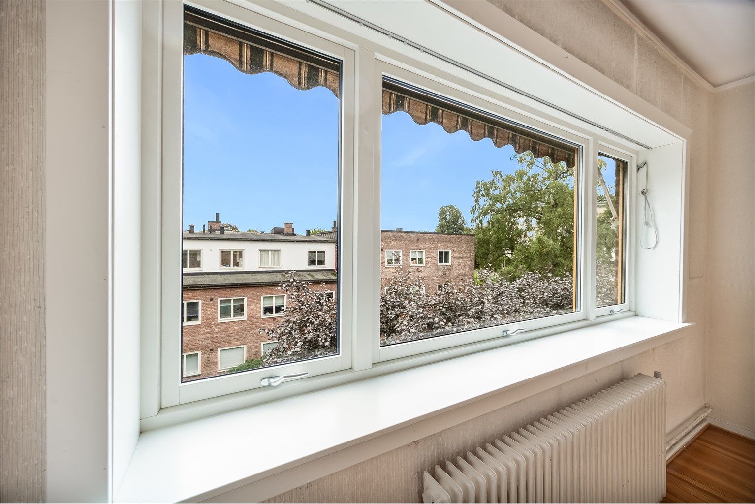 Leiligheten ligger tilbaketrukket, men likevel sentralt til i et område med umiddelbar nærhet til både by- og sjøliv. Foto: Marit Andersen. 