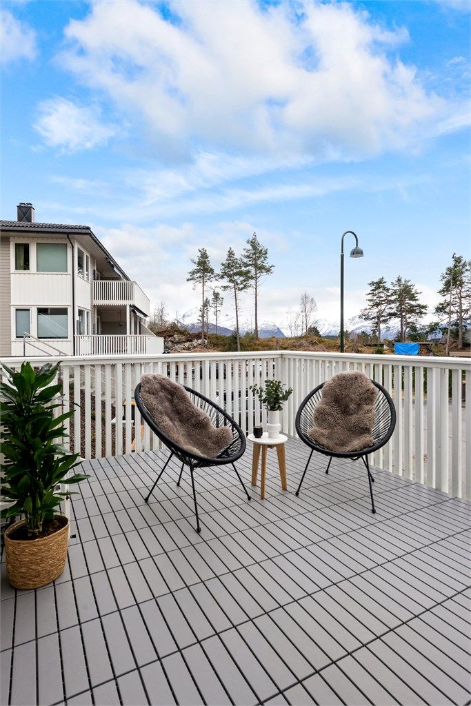 Med et areal på 28 m² er terrassen en betydelig utvidelse av leilighetens oppholdsareal i sommerhalvåret.