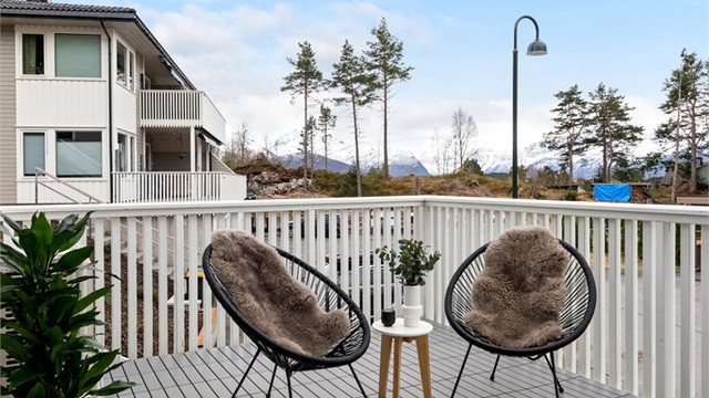 Med et areal på 28 m² er terrassen en betydelig utvidelse av leilighetens oppholdsareal i sommerhalvåret.