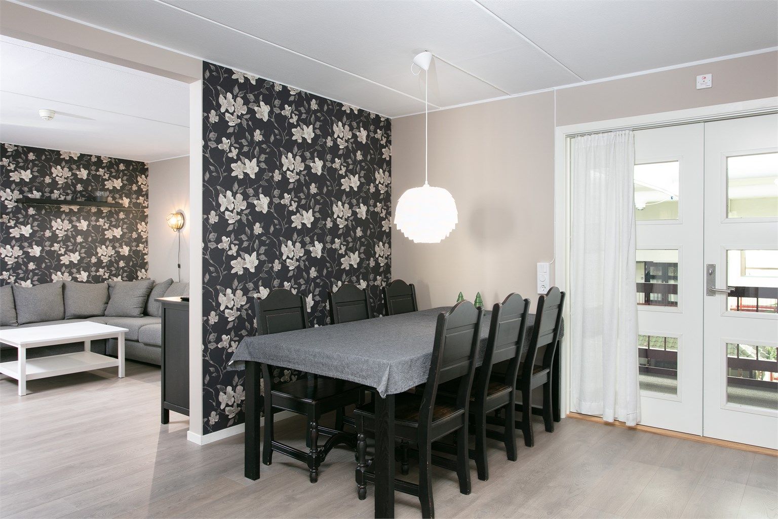 Stue og kjøkken i åpen løsning med god plass til felles spisebord.
 