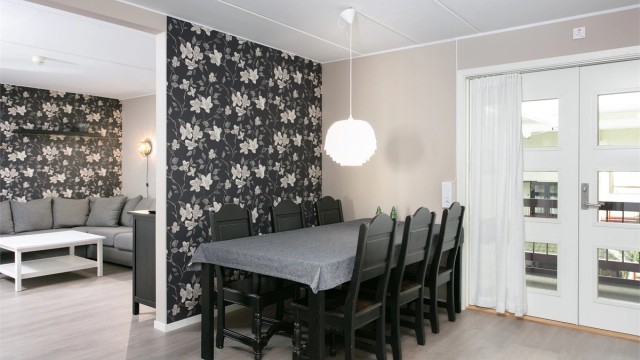 Stue og kjøkken i åpen løsning med god plass til felles spisebord.