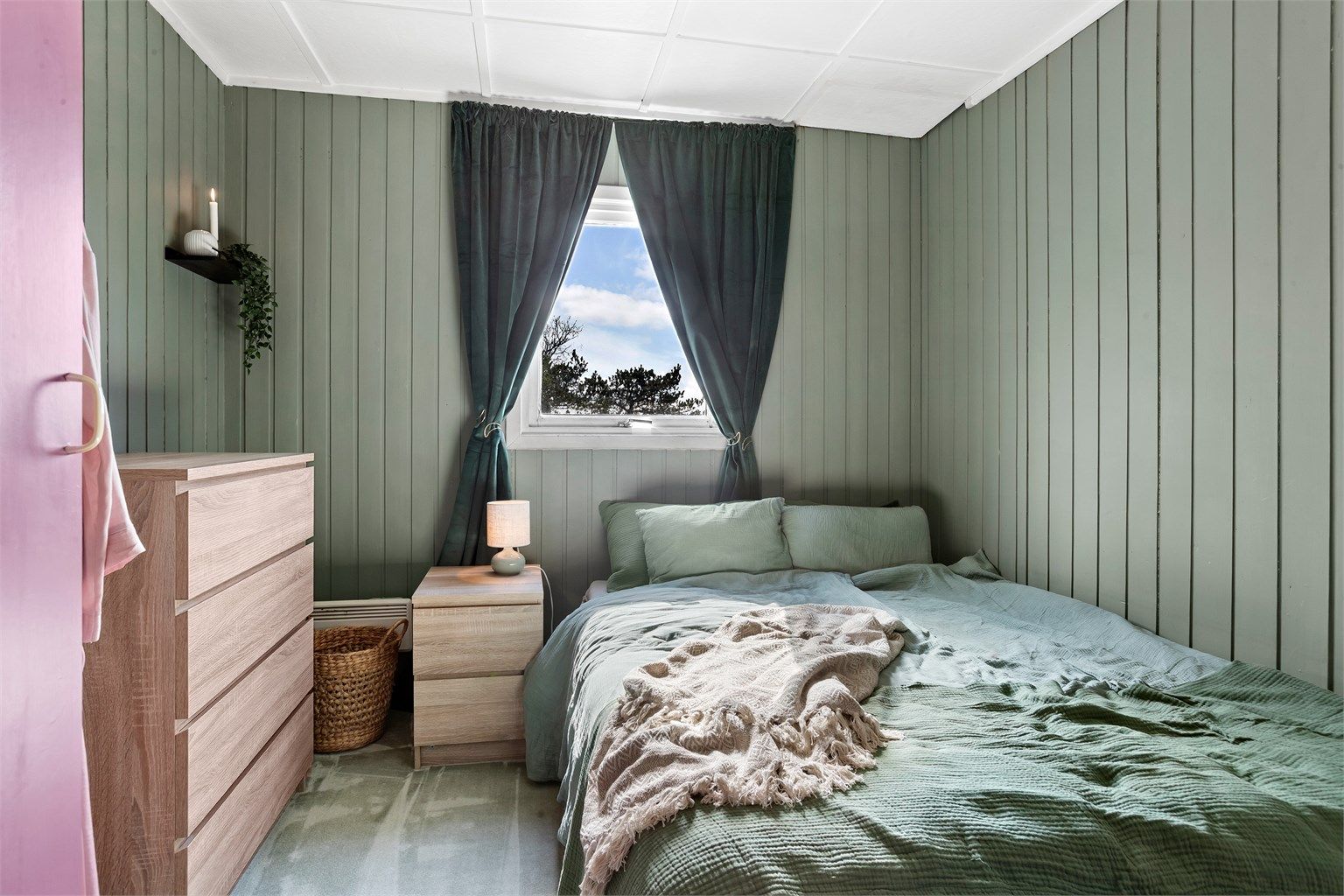 Hyttas hovedetasje har tre soverom. 