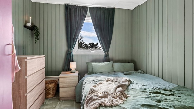 Hyttas hovedetasje har tre soverom.