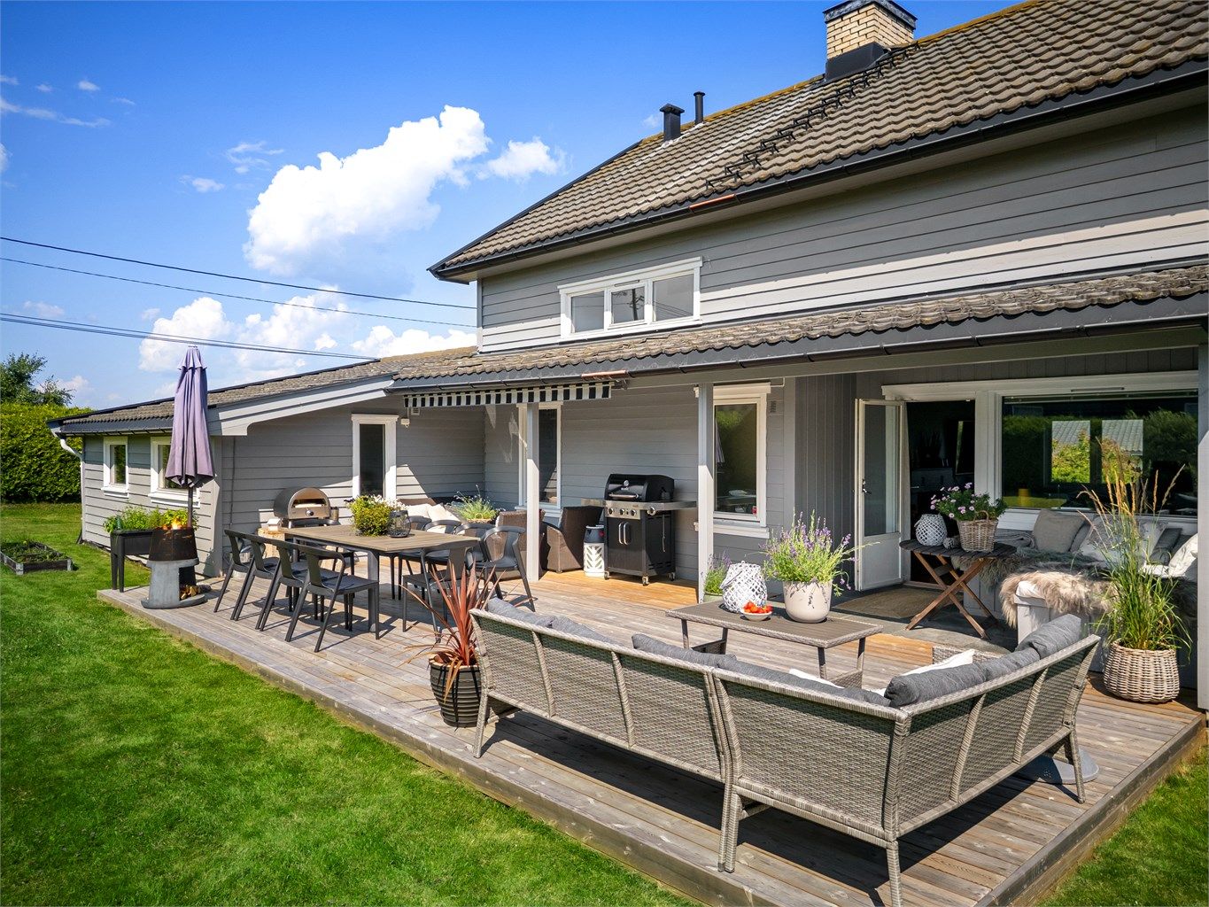 Videre er det direkte adkomst til et romslig og frodig hageområde som byr på god boltreplass.