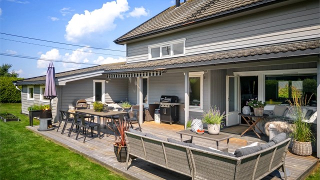 Videre er det direkte adkomst til et romslig og frodig hageområde som byr på god boltreplass.