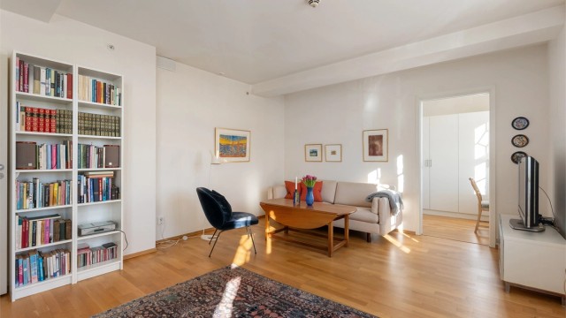 Gjennomgående parkett på gulv og malte, lyse flater danner et nøytralt utgangspunkt.