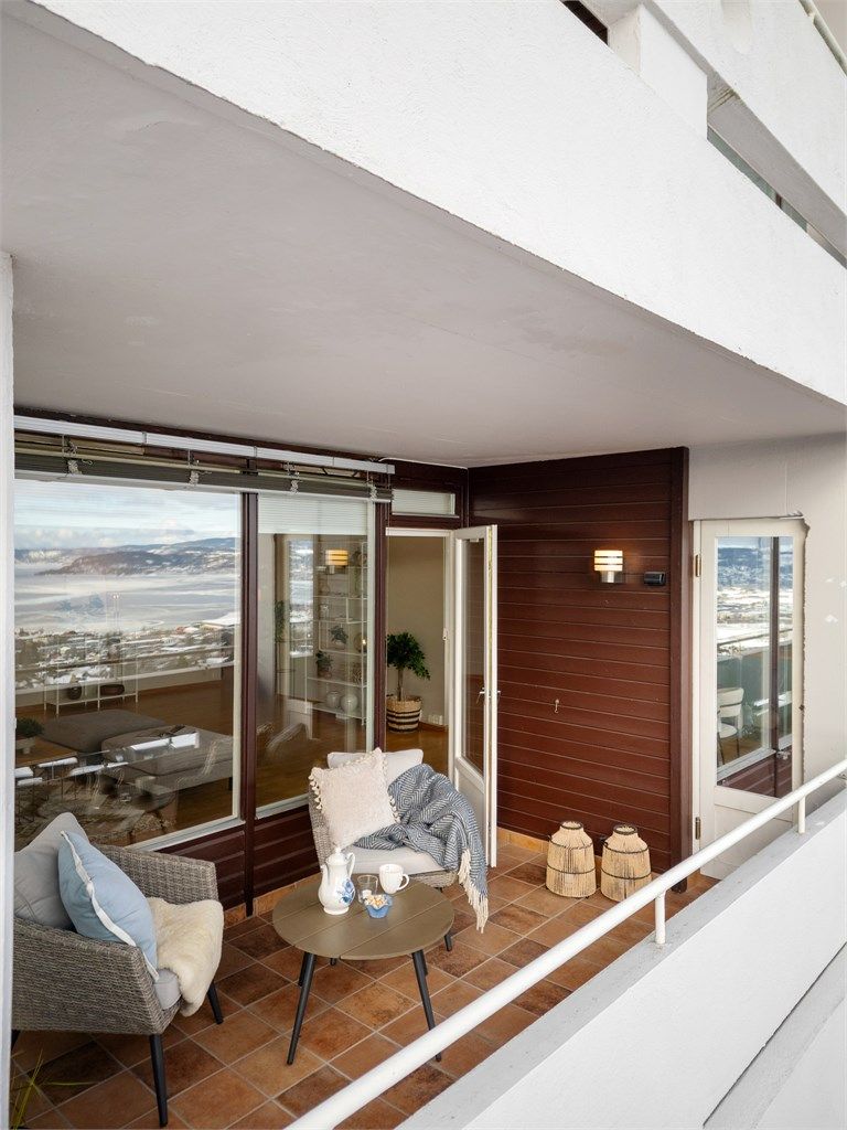 Fin uteplass på overbygget balkong på ca. 19 kvm