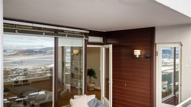 Fin uteplass på overbygget balkong på ca. 19 kvm