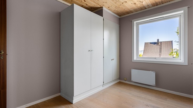 Et av soverommene i underetasjen, med plass til garderobeløsning.