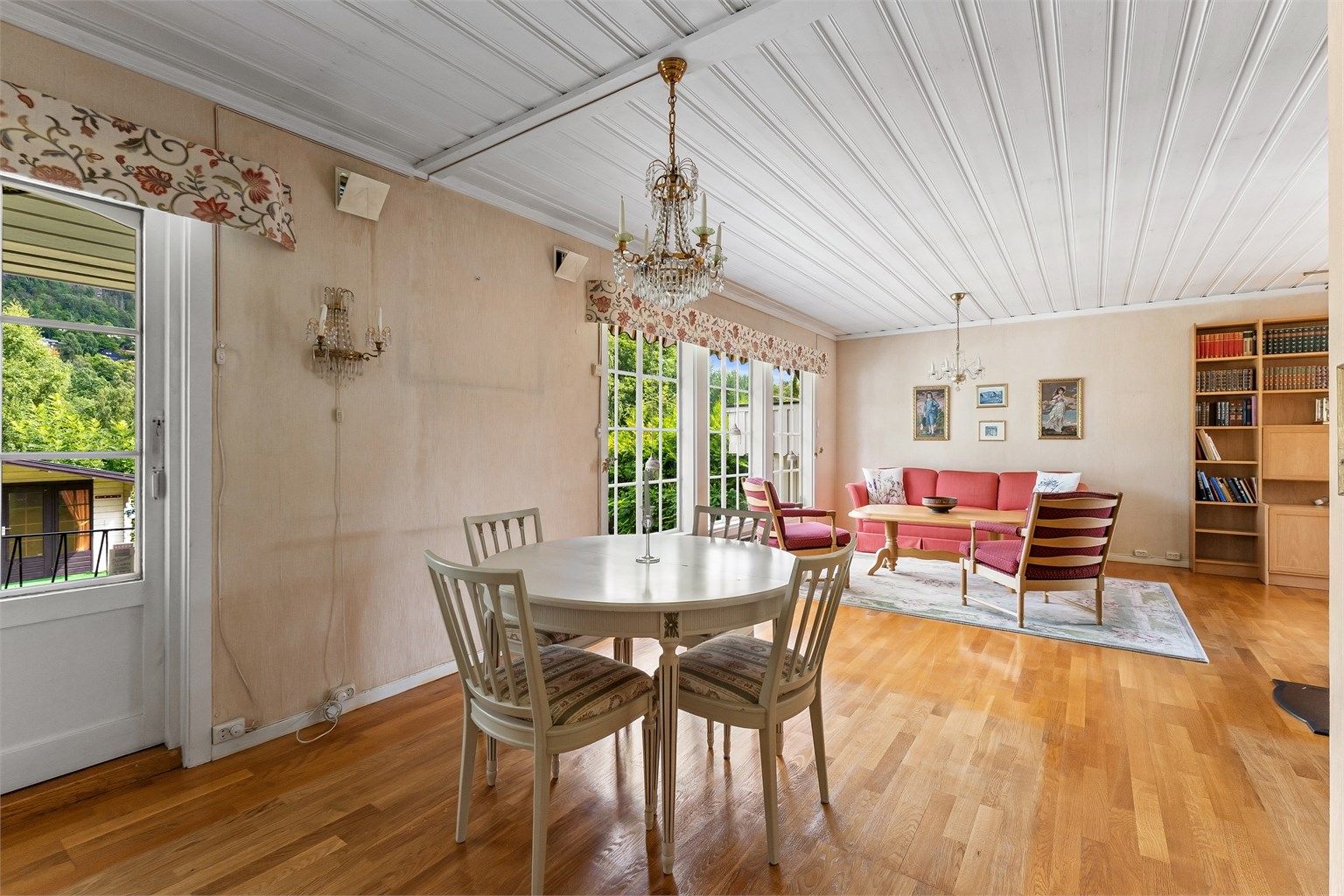 Fra stuen er det direkte utgang til en platting på 23 m².