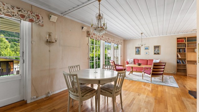 Fra stuen er det direkte utgang til en platting på 23 m².