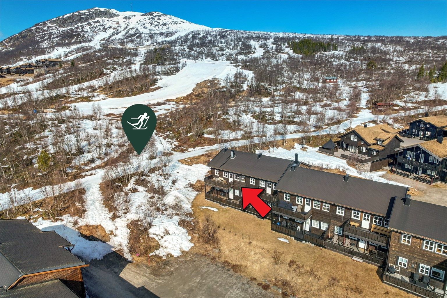 Solrikt rett ved skiløype og skisenteret.