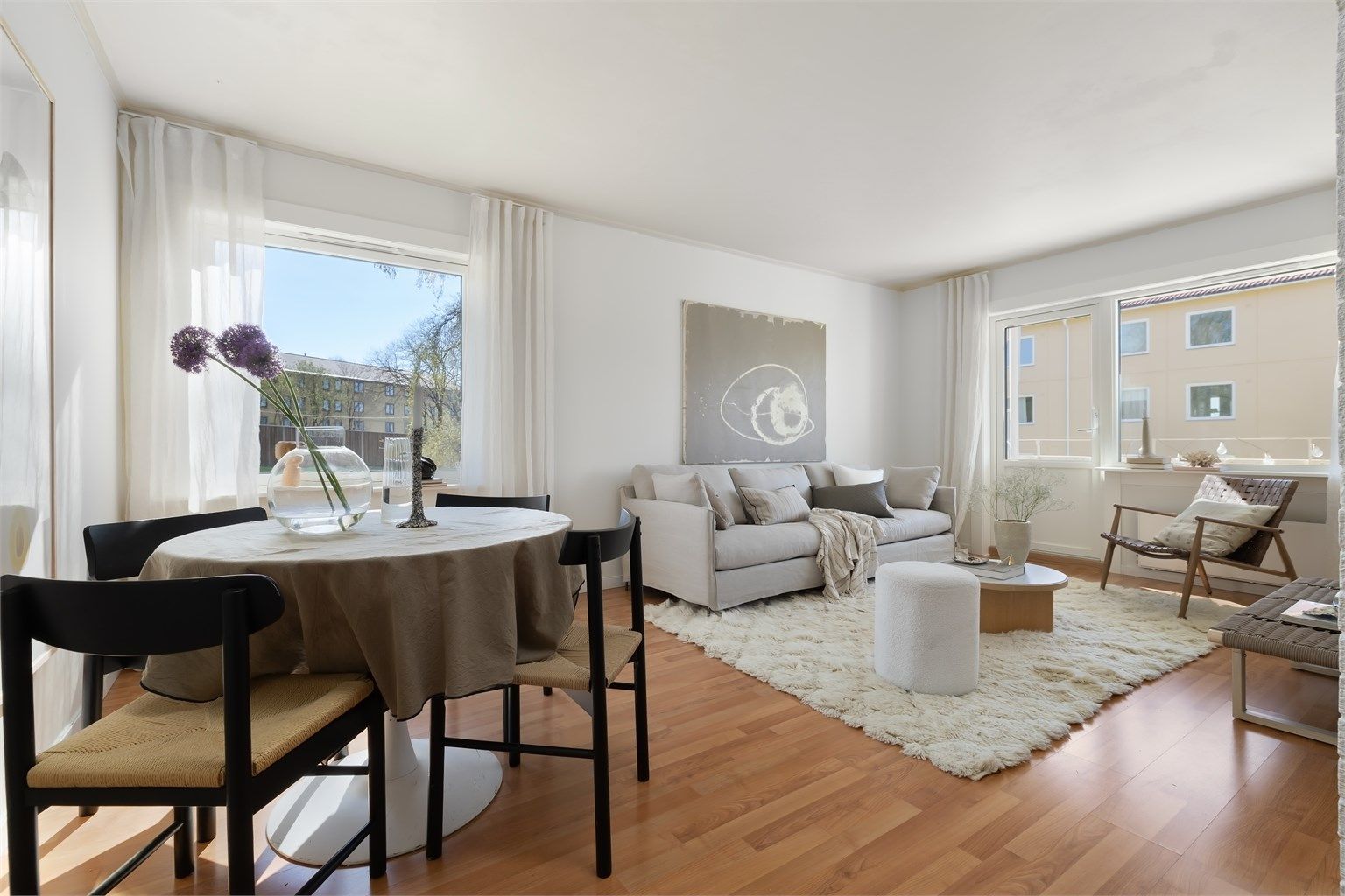 Tiltalende og moderne hjørnestue med en lys og luftig romfølelse