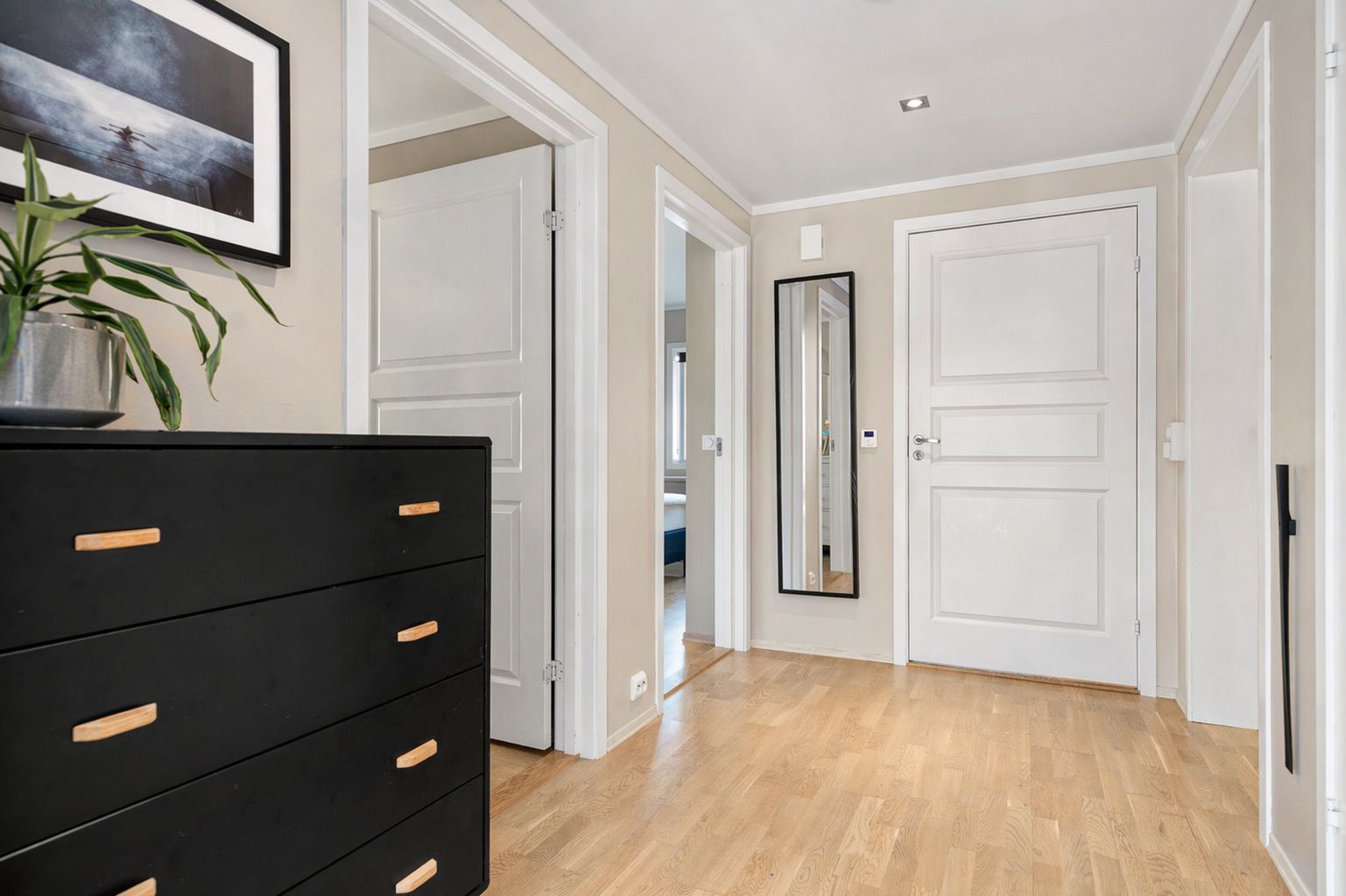 I gangen er det videre inngang til boligens to soverom, bad og innvendig bod. 