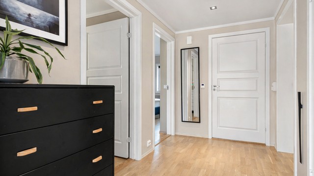 I gangen er det videre inngang til boligens to soverom, bad og innvendig bod.