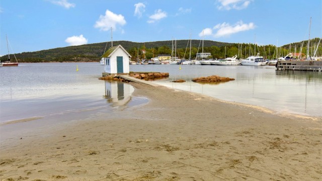 Kort vei til den flotte bystranda i sentrum