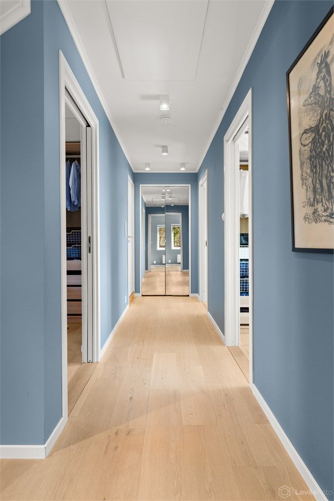 Trappegang med 1-stavs eikeparkett. Via takluke med stige er det adkomst til kaldtloft med noe lagringsplass