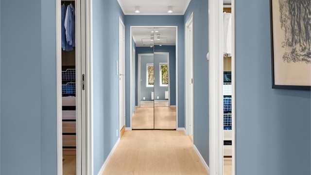 Trappegang med 1-stavs eikeparkett. Via takluke med stige er det adkomst til kaldtloft med noe lagringsplass