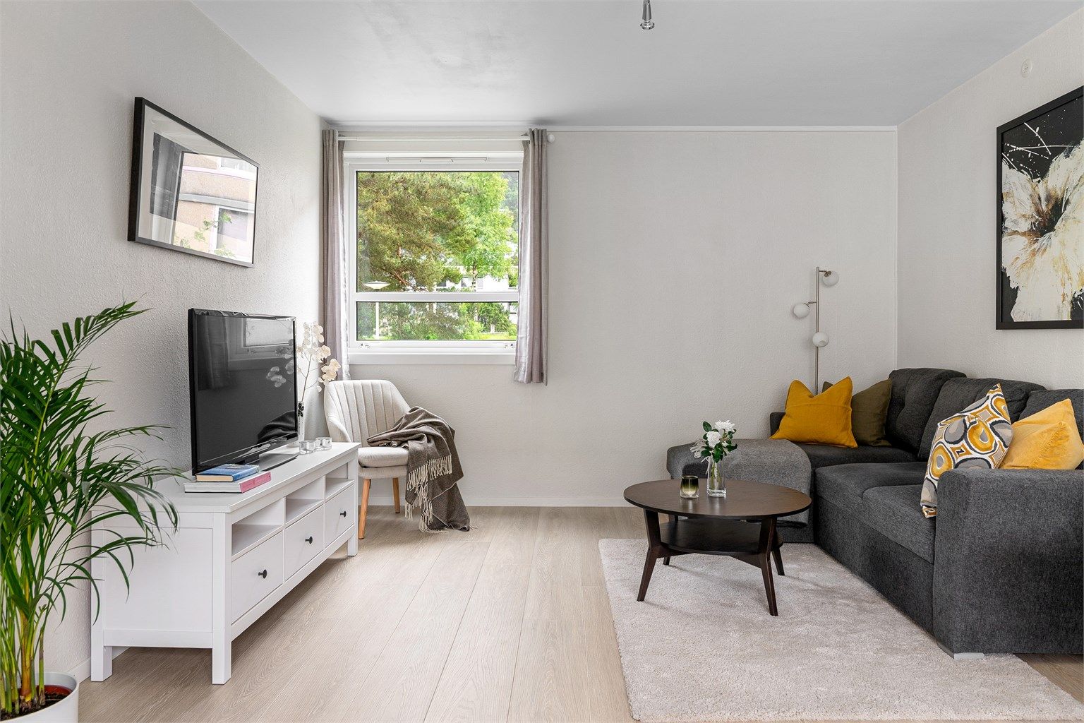 - Leilighetens stue er lys med gjennomgående lysinslipp fra store vindusflater -