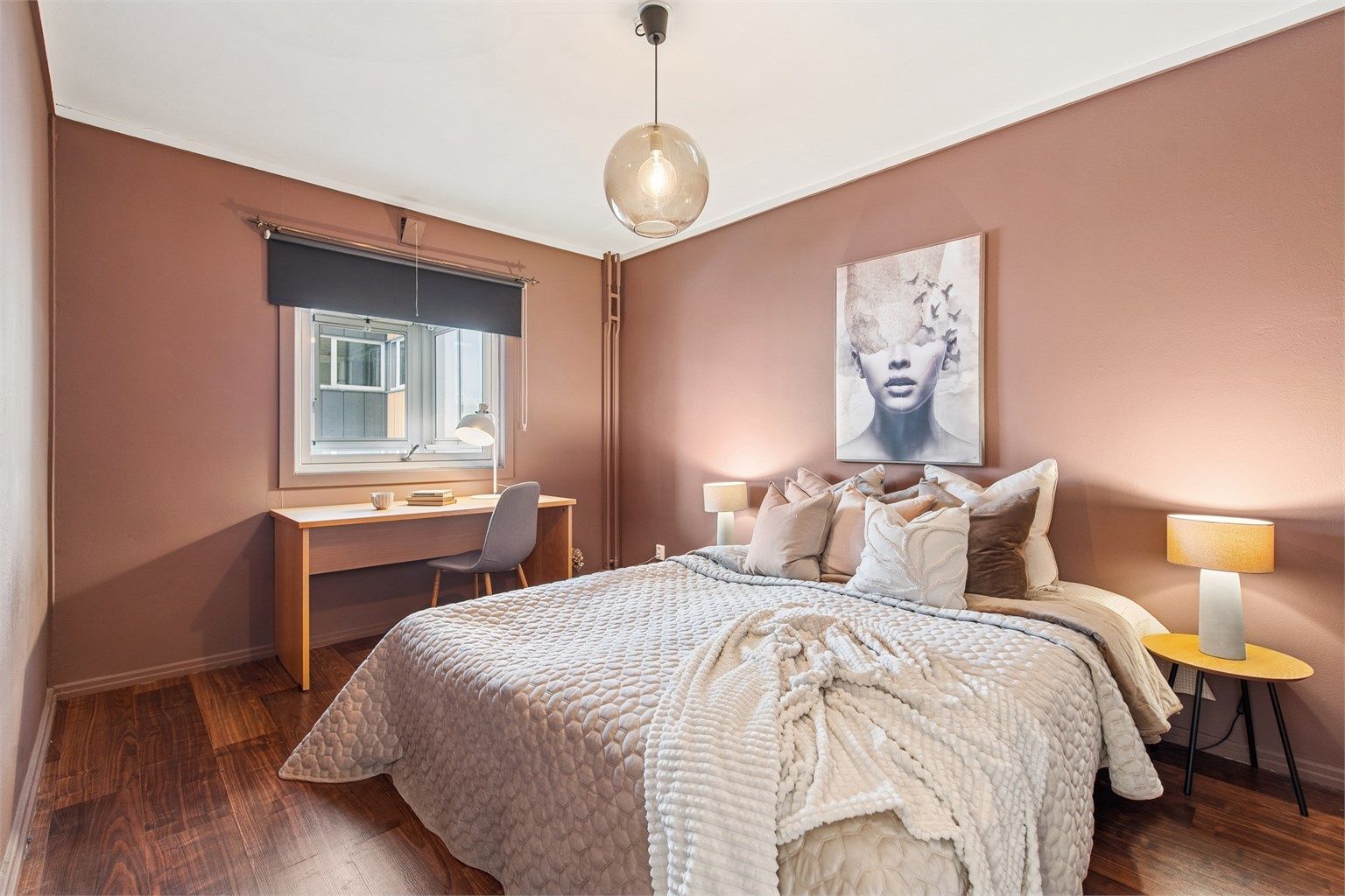 Svært romslig soverom med plass til både dobbeltseng og annet møblement.